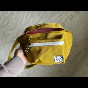 Unworn Herschel Seventeen Hip Back